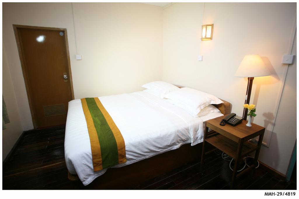 Hotel June Business Bed Breakfast Yangon Room photo