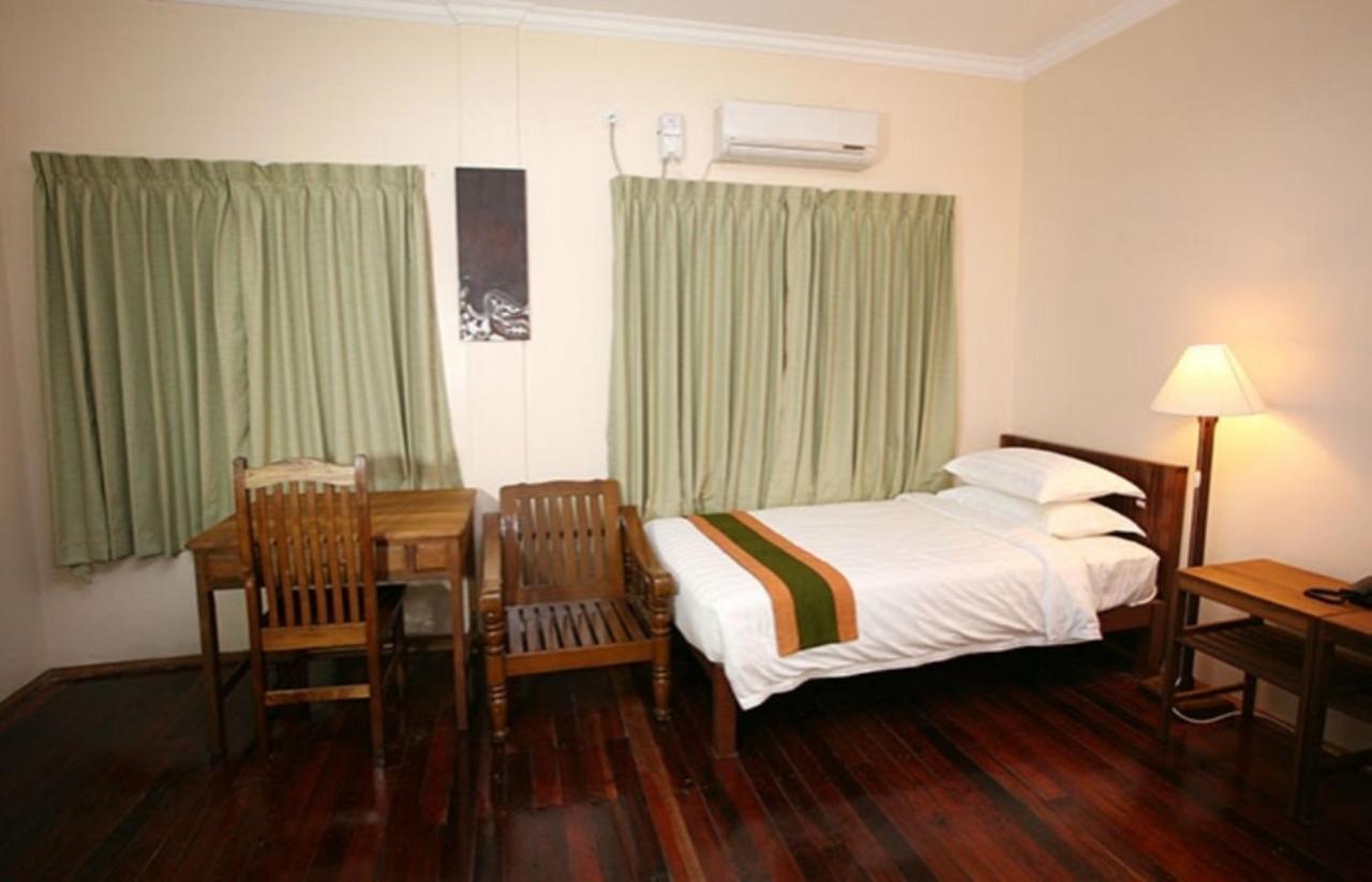 Hotel June Business Bed Breakfast Yangon Room photo